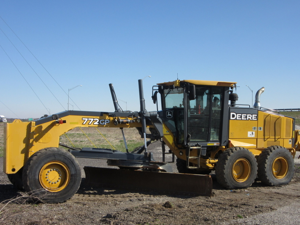 Аренда грейдера с водителем John Deere 772GP